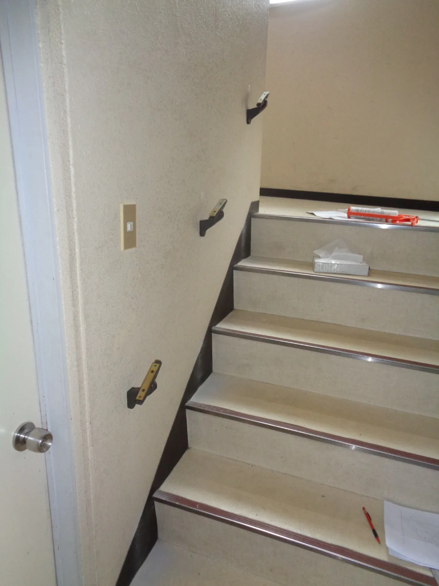 [【名古屋市】事務所の階段に手摺の取付